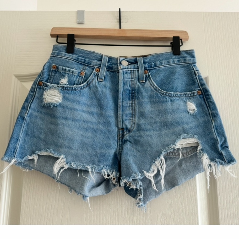 Leviโs Cutoff Denim Shorts. Size: 26. Excellent condition ๐ - Picture 2 of 9